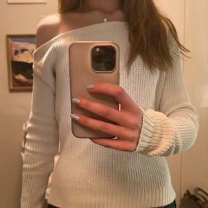 Off shoulder tröja  - Jättefin off- shoulder tröja som inte kommer till användning, har några smådefekter, men inget man tänker på!💕