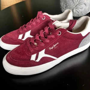 Sneakers från Pepe Jeans - Helt nya snygga vinröda sneakers från Pepe Jeans. Skorna har aldrig använts eftersom de varit för små. Kom med priser vill sälja snabbt. Box Singer inte. Storlek 40.