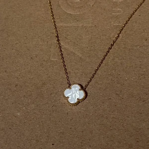 Mother of Pearl Gold Clover Necklace - 39 + 5 cm långt. Oanvänd 