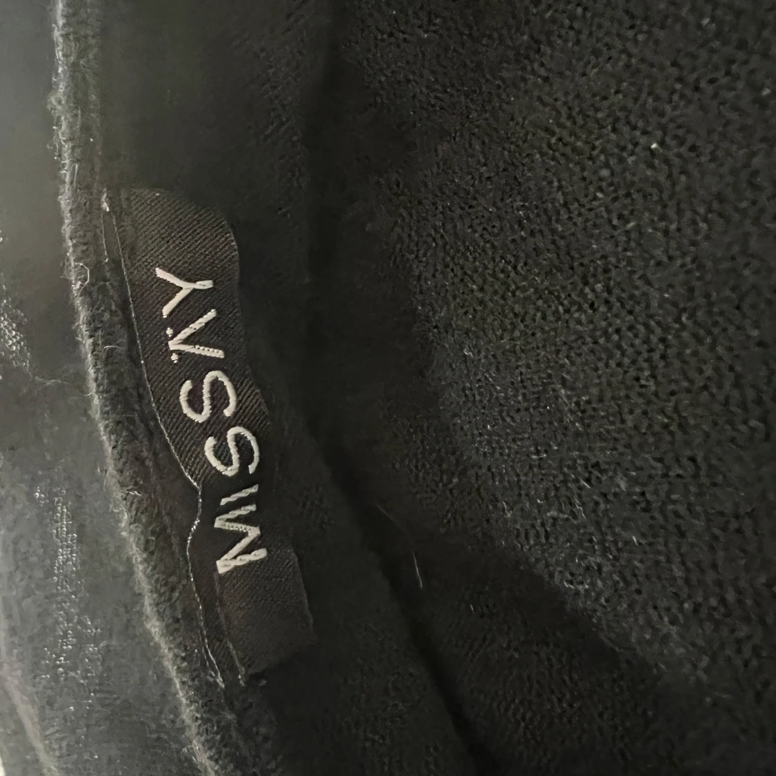 Svart långärmad topp med öppen rygg  - 2