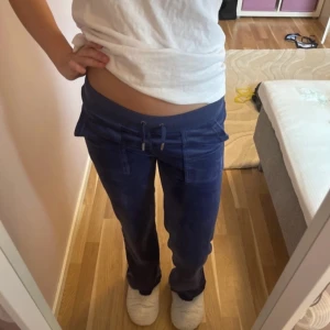 Juicy Couture Mjukis - köptes för 1200kr men priset kan diskuteras. Inga defekter då de endast är använda fåtal ggr. Skriv privat för fler bilder 