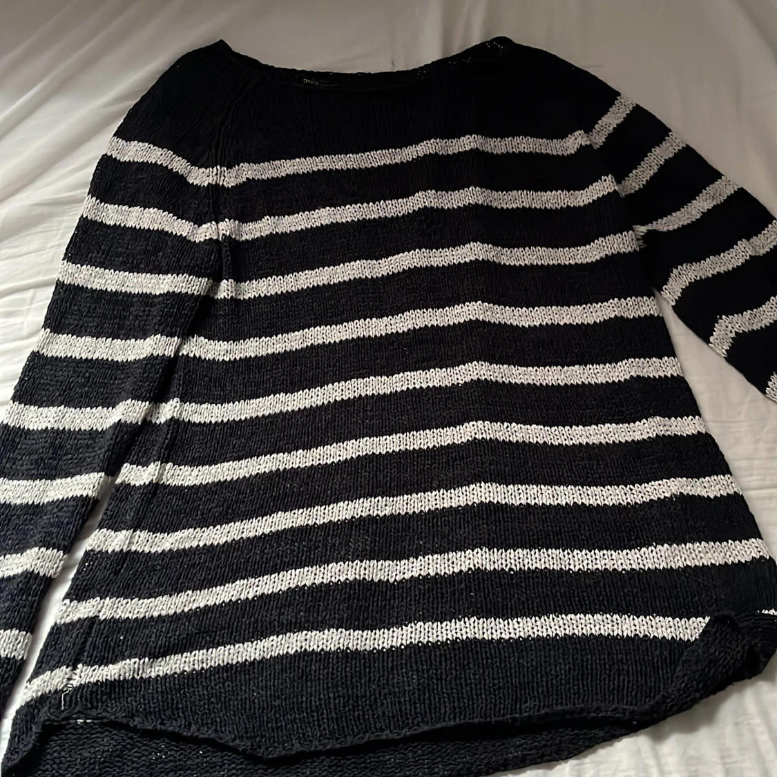 Svart och vit randig stickad tröja