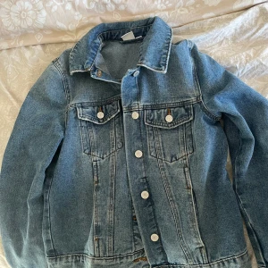 Blå jeansjacka från Vero Moda - Säljer en klassisk blå jeansjacka från Vero Moda. 