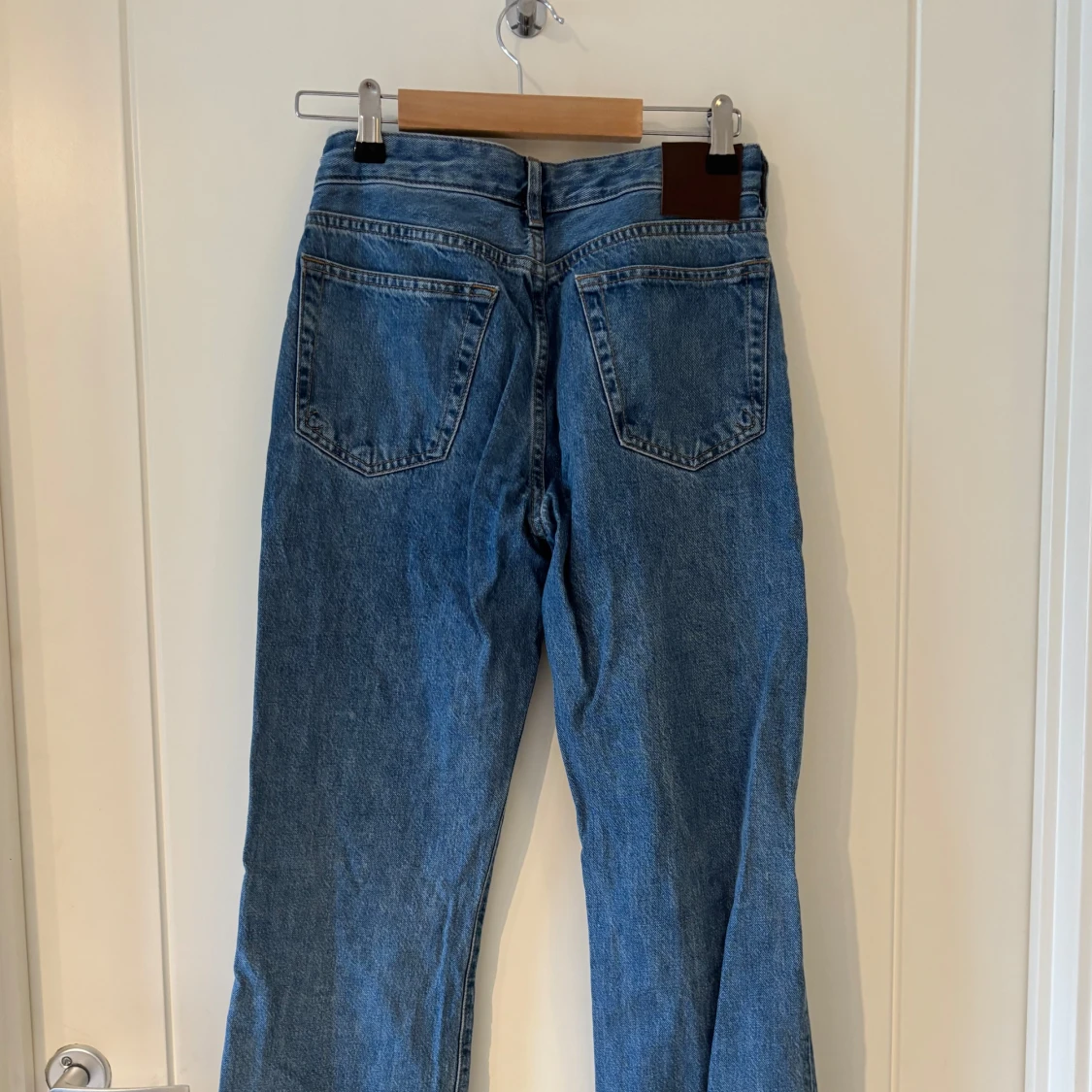 Low straight jeans från bikbok - 1