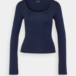 Mörkblå långärmad topp gina tricot - Jättefin topp från gina som har använts några få gånger och är i jättebra skick.