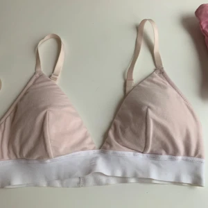 Bh  - Säljer 2 st bhar från h&m, köpte dem för ca 300kr. Köp en för 70kr eller båda för 115kr🙏 