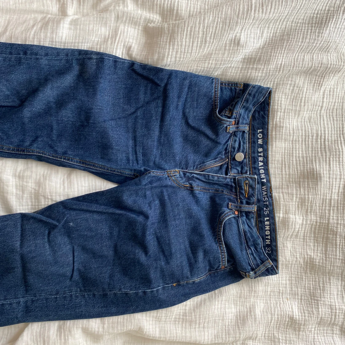 Blå jeans med låg midja och raka ben - 1