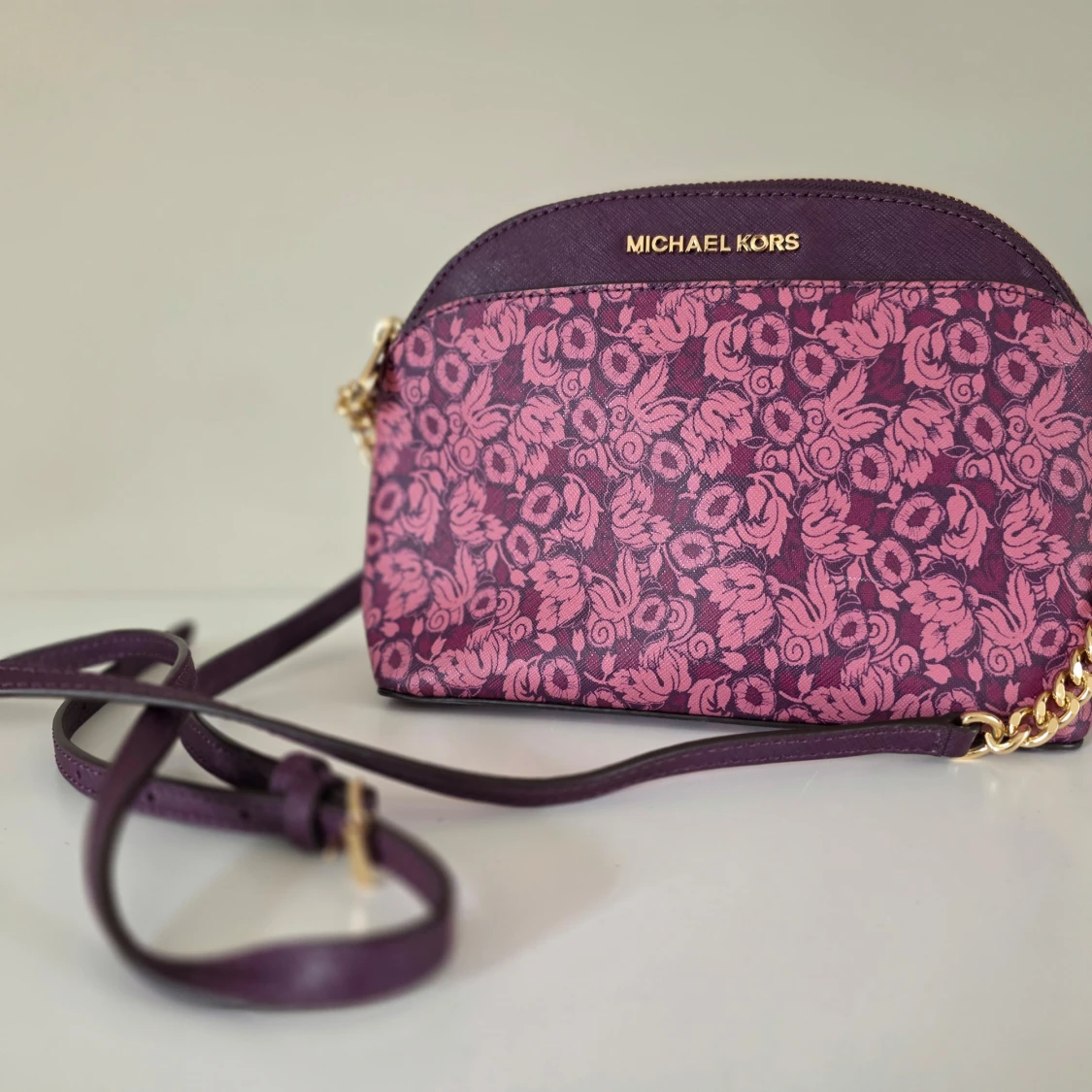 Lila axelväska med blommigt mönster från Michael Kors