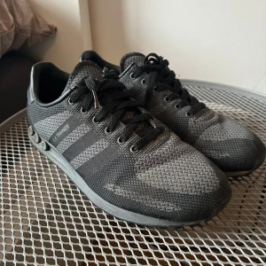 Svarta Adidas LA Trainer sneakers - Säljer mina svarta adidas LA Trainer dem är använda från februari tills nu sulan har kvar sina dobbar.
