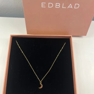 Edblad halsband - Guldhalsband från Edblad💕Aldrig använd och är som ny. Asken på bilden medföljer. Modellen heter Bhright Night Necklace Gold och är gjord i rostfritt stål. Nypris 299kr