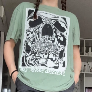 Grön t-shirt med stor döskalleprint - OBS!! ALLA MINA PLAGG GRATIS VID UPPHÄTMNING I RÅCKSTA!!! Cool grön t-shirt med stort svartvitt döskalletryck på framsidan. T-shirten har avslappnad passform, lite oversize. 
