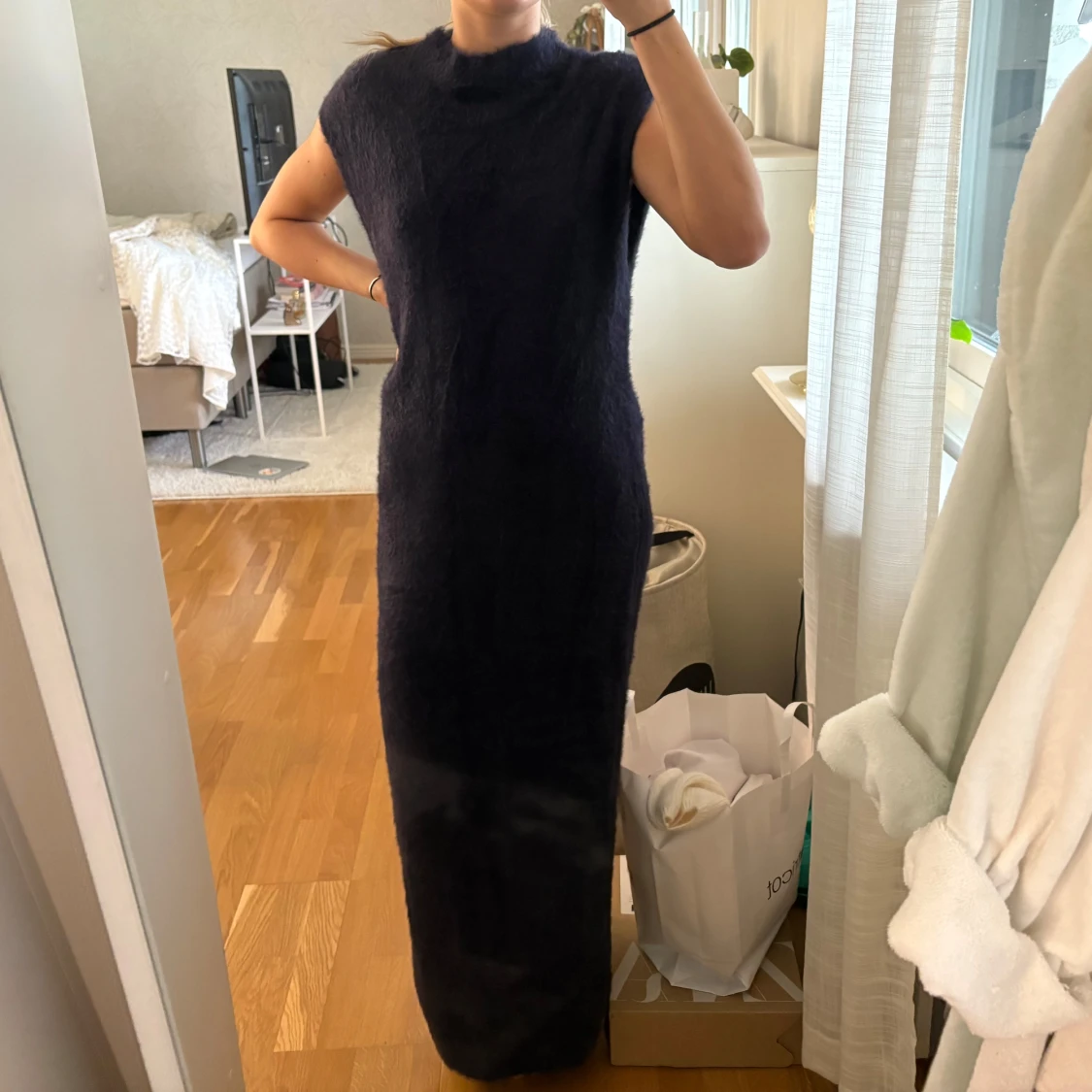 Mörkblå stickad långklänning från NA-KD