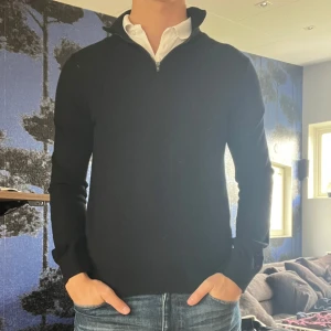 Zip up riley merino ull - Svart zip up från riley i merino ull, väldigt skön 🔥 storlek: M 💃🏼 Mkt bra skick, skriv vid frågor eller funderingar!