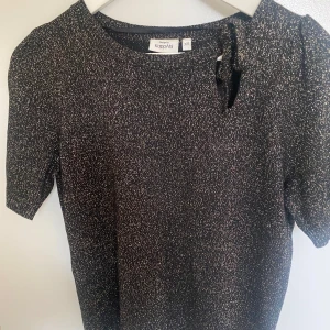 Svart glittrig topp  - Super fin topp perfekt nu till sommaren! Bra skick.💕