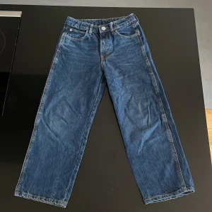 H&M baggy ADJUSTABLE WAIST jeans barn - Säljer ett par jeans från H&M size EUR 140. Har inte använt dem alls många gånger så nästan nya, men de är alldeles för små. Haft dem några gånger när jag var mindre. Säljer dem såklart billigare eftersom jag har använt dem förut. Kontakta mig om du har frågor!