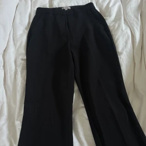 Svarta kostymbyxor  - Svarta kostymbyxor från HM i storlek 36