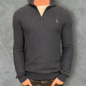 Half zip Ralph Lauren - Skön Ralph Lauren half zip // Storlek M // Skriv för mer info och bilder!🙌🏻