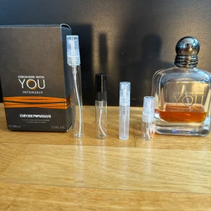 Stronger with you intensely 100ml - Säljer Emporio Armani Stronger With You Intensely, en herrparfym med doftnoter av vanilj, sötma, amber och kanel. Perfekt för den som vill ha en varm, kryddig och långvarig doftupplevelse. Detta är en tjejmagnet ! Flaskan är 100ml men finns ungefär 50ml kvar. Nypris ca 1300kr. FINNS I 2,3,5,10ML KOLLA PROFILEN FÖR ANDRA STORLEKAR ! 2ml 39kr | 3ml 49kr | 5ml 69kr | 10ml 119kr |