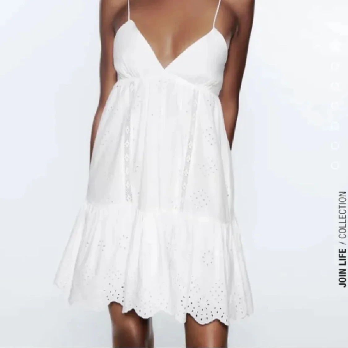 Vit sommarklänning med hålbroderi 