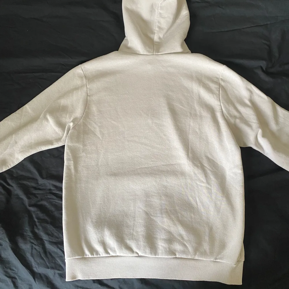 Säljer en stilren vit hoodie från boohooMAN. Den har en klassisk design med en stor ficka framtill och en bekväm huva. Perfekt för en avslappnad look.. Neuletakit & Villapaidat.