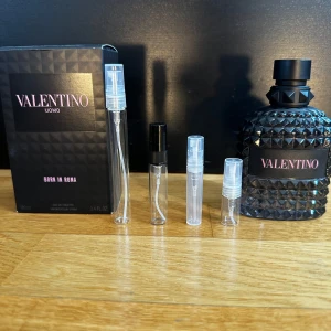 Valentino Uomo Born in Roma edt - Säljer en flaska Valentino Uomo Born in Roma edt. Den doftar fantastiskt med toppnoter av mineral, violblad och salt. Detta är en ”safe” buy då den är svår och ogilla. Perfekt för en kväll ute eller en speciell tillställning. Nr 1 mest köpta parfymen på kicks. Flaskan är 100ml men är ungefär 60ml kvar. FINNS ÄVEN I 2,3,5,10ML KOLLA PROFILEN FÖR ANDRA STORLEKAR ! 2ml 39kr | 3ml 49kr | 5ml 69kr | 10ml 119kr | Nypris ca 1000kr