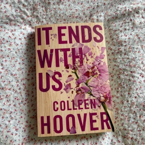It Ends With Us bok - En populär roman av Colleen Hoover. Boken är på engelska.