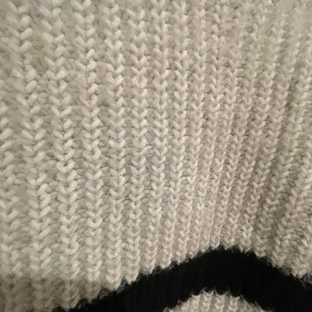 Supermysig stickad tröja från M&S i vitt med breda svarta ränder. Tröjan har lång ärm, hög hals och en oversized passform. Perfekt för kyliga dagar och enkel att styla med jeans eller kjol.. Neuletakit & Villapaidat.