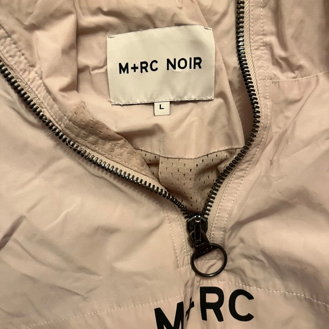 Ljusrosa vindjacka med huva från M+RC NOIR - 3