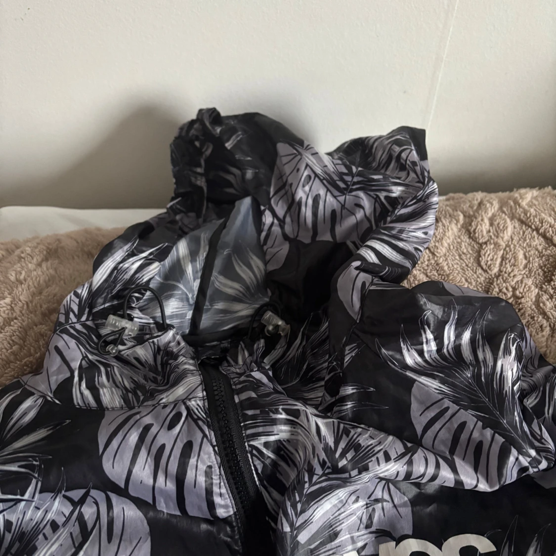 Svart vindjacka med vita blad från Svea  - 1