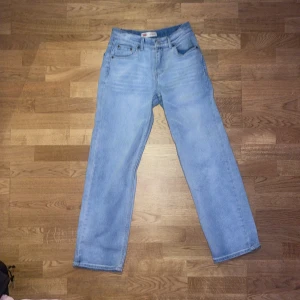 Levi's 501 Jeans -  ljusa loose fit jeans från Levi's 501. Säljer då de aldrig används