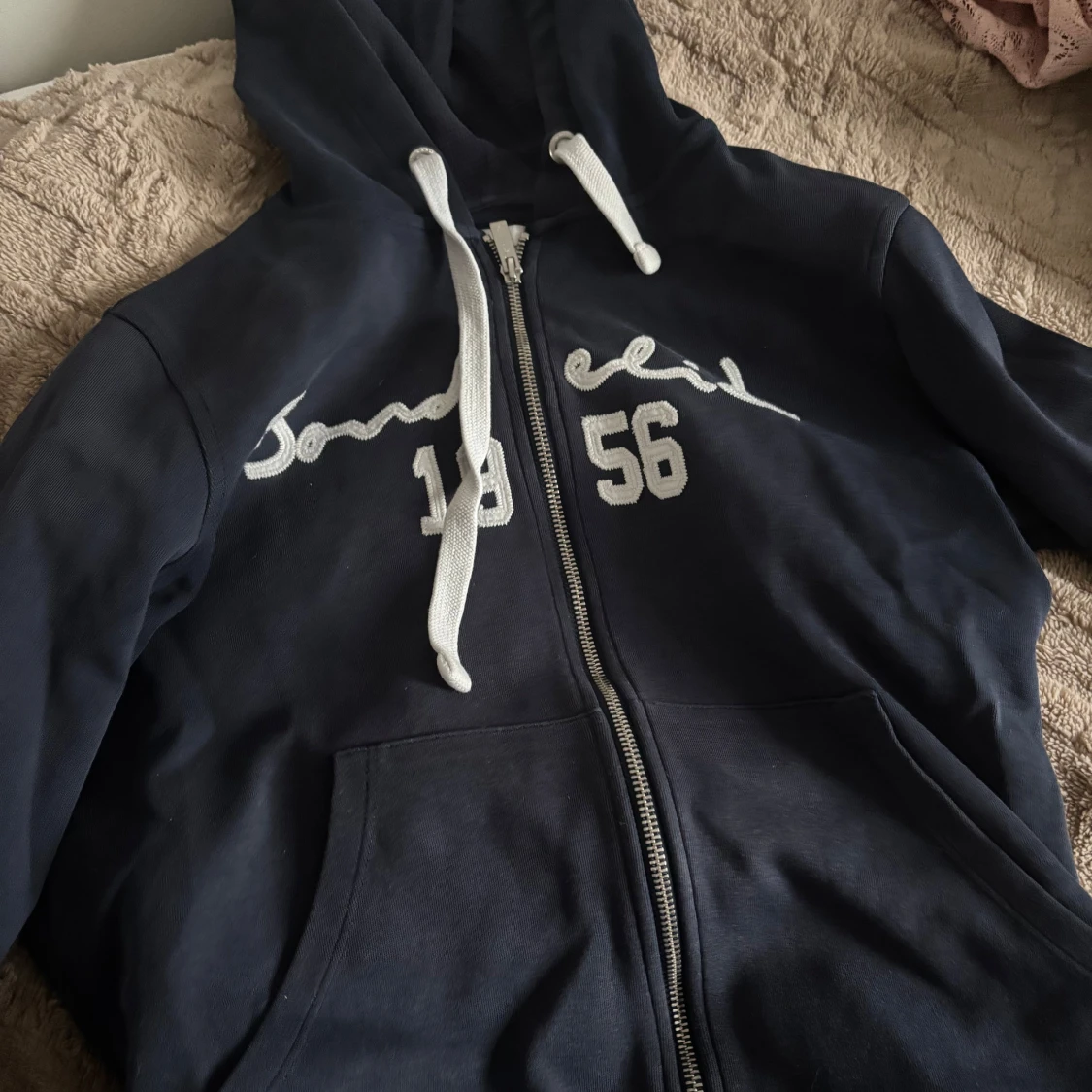 Mörkblå hoodie med dragkedja från Superdry