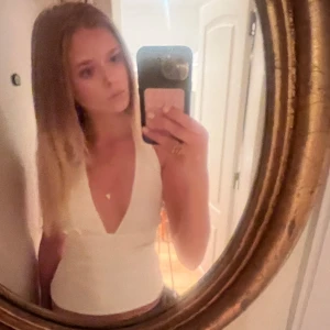 Vit topp/blus - Säljer den här sjukt snygga blusen