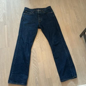 Hope rush jeans, mörkblå - Mörkblåa jeans från Hope med en relaxed bootcut. Väldigt bra skick och i strl 31. Passar någon som är ca 185. 
