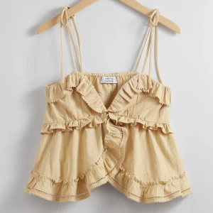 Gul topp - Så fin topp från & other stories, nypris ca 1000kr. Bara använd en gång, i jättebra skick. Säljs inte längre💞