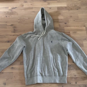 Ralph Lauren Hoodie - Säljer nu min as feta raffe hoodie då den bara hänger, Storlek M bra skick!