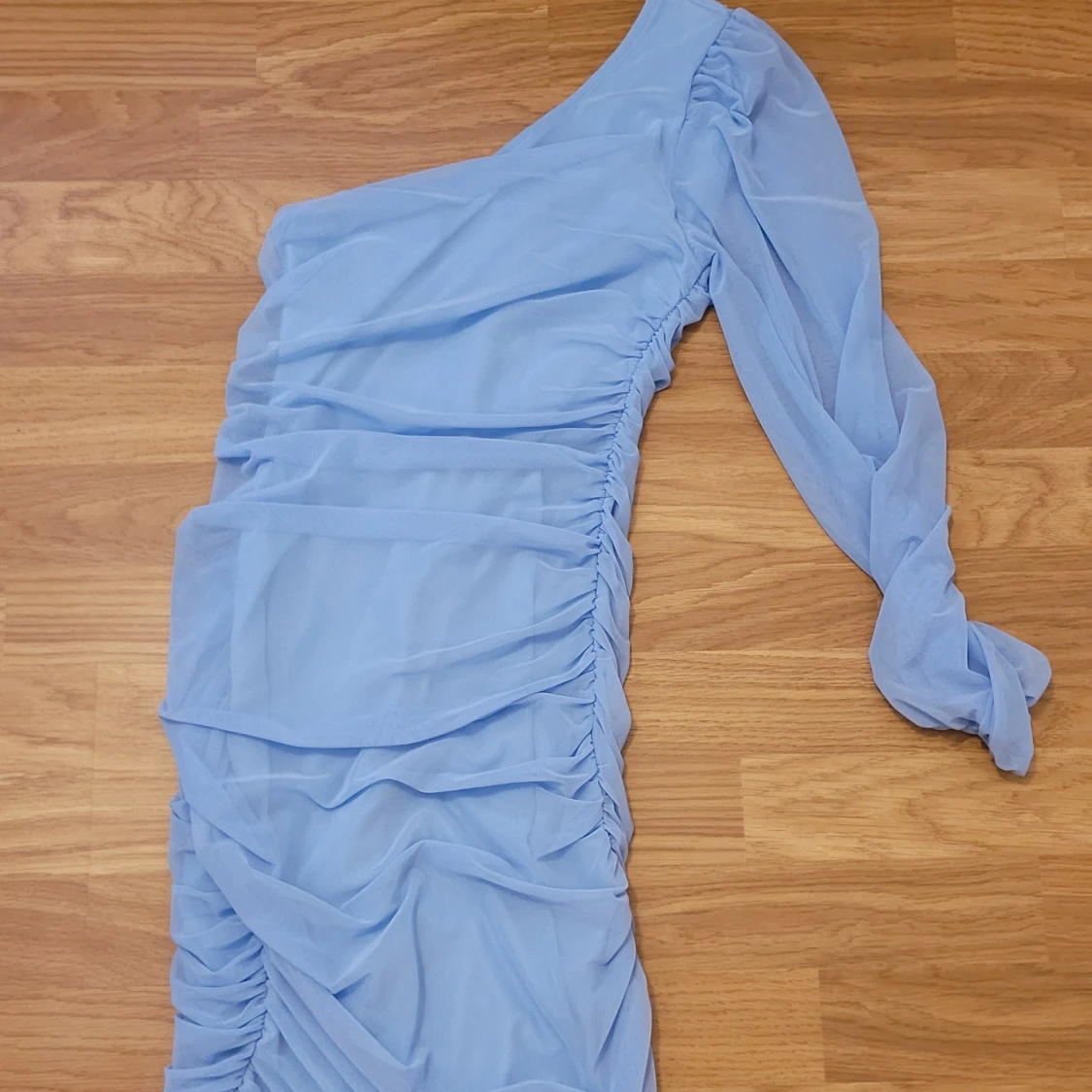 Ljusblå one shoulder klänning med rynk - 1