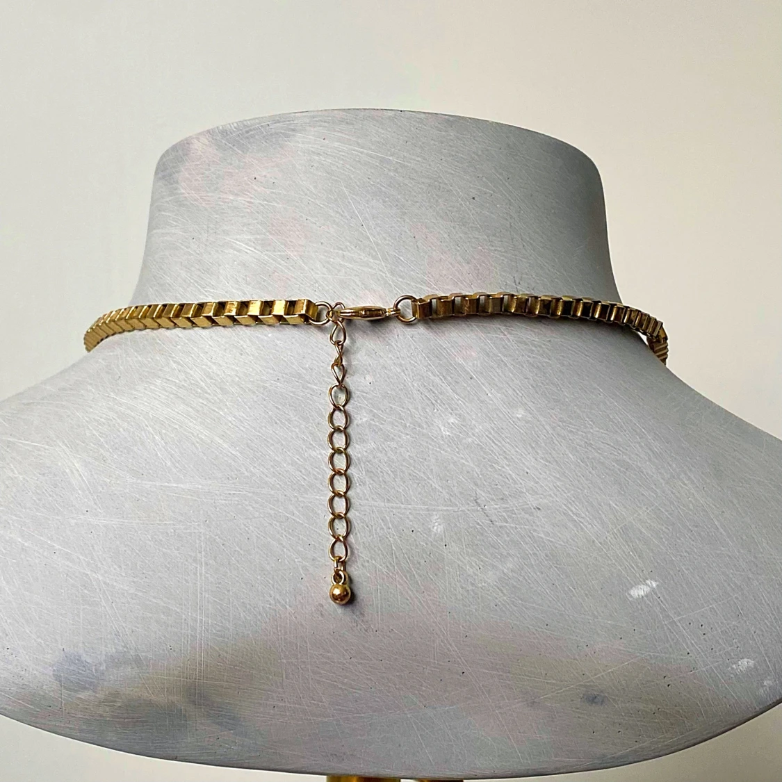 Guldfärgat halsband med blå stenar - 3