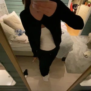 Svart kofta🖤  - Säljer just nu denna svarta kofta från Mywear då den ej kommer till användning. Fint skick!✨