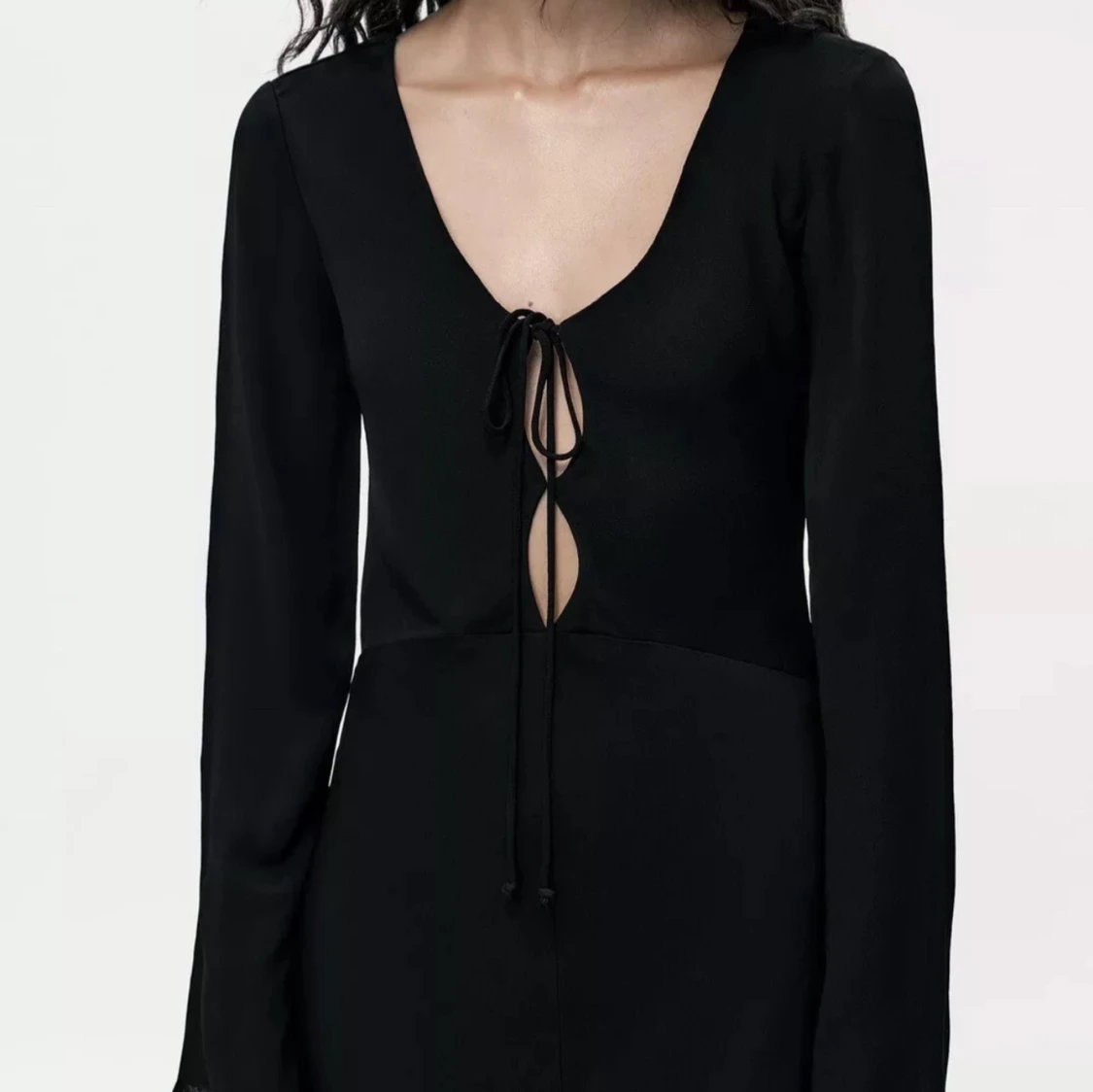 Svart långklänning med öppen rygg och knytning - 2