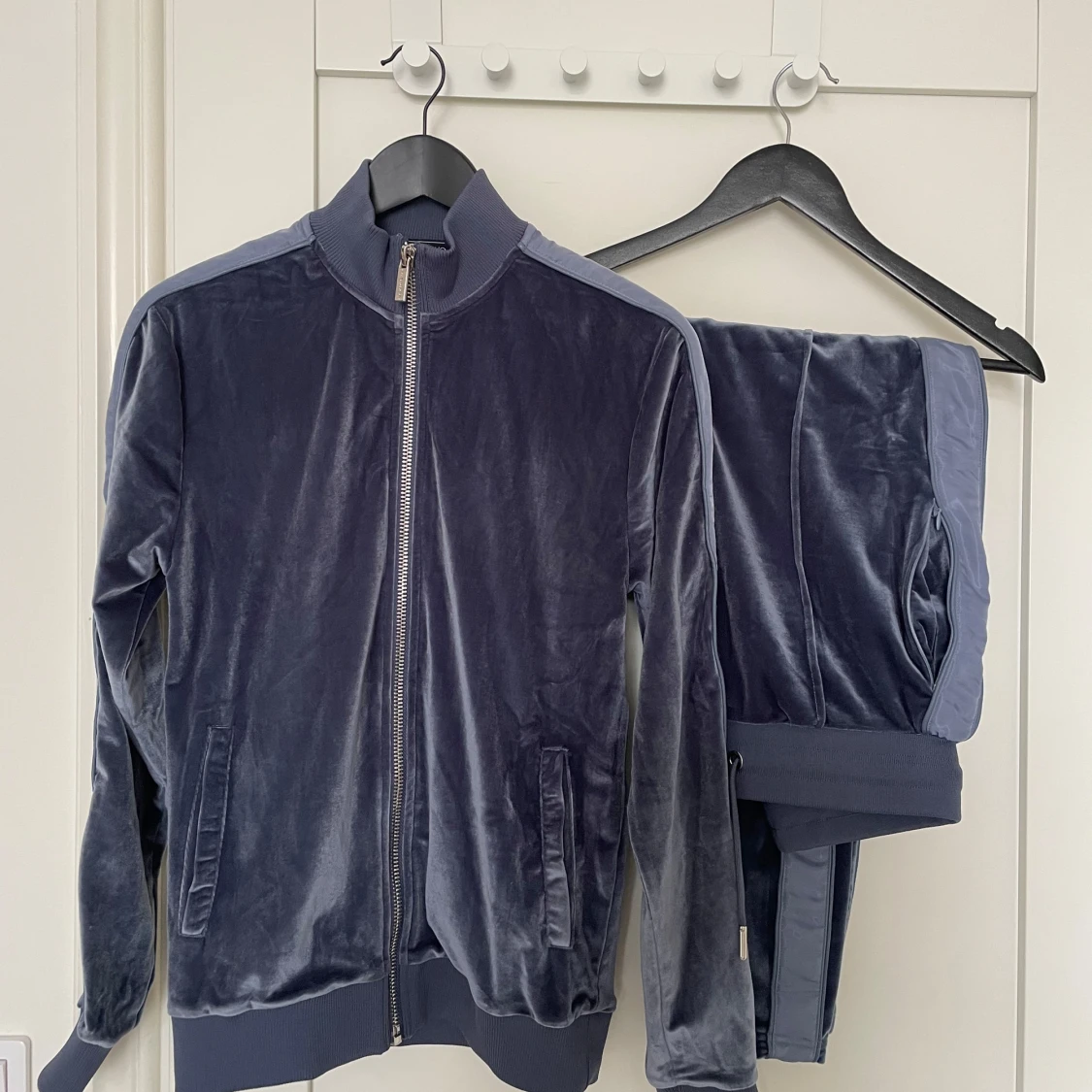 Mörkblått velourset med dragkedja