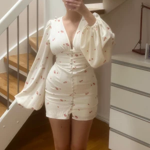 Adoore klänning  - Supersöt klänning från adoore. Vit med röda blommor på.🌺🌺 använd en gång, nypris 1495! Accepterar ej pris under 1000💗