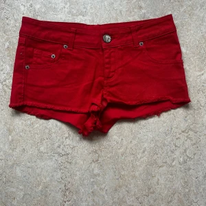 Röda jeansshorts med fransar - Snygga röda jeansshorts med lågmidja💗