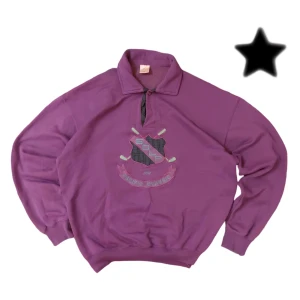 Y2k Vintage Sweatshirt - Snygg vintage lila sweatshirt med brodering på, passar L-XL, men även S och M oversized. Bra skick och nice vintage kvalitet👍 Skicka gärna offers, och DMa såklarr för frågor 🤝