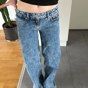 Lågmidjade vida jeans - Säljer dessa blå lågmidjade vida jeans från Nelly! Mycket bra skick. Säljer då de e för långa för mig