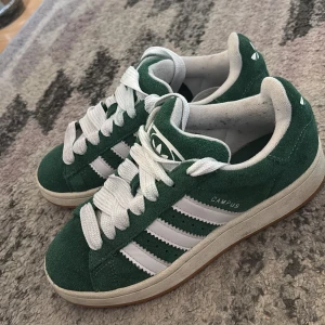 Adidas’s Campus 00s  - Säljer mina gröna adidas campus i storlek 37&1/3 då de inte kommer till användning! Skorna är använda ett fåtal gånger och är i bra skick 🙏🏽 Finns både vita och gröna snören! Skicka meddelande om fler bilder eller frågor om ni vill! 🩷🩷
