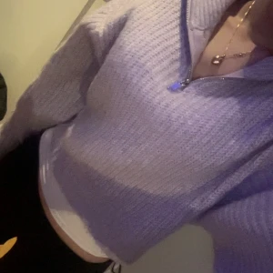 Ljuslila stickad croppad tröja från Gina Tricot - Superfin ljuslila stickad tröja från Gina Tricot med halv dragkedja och hög krage. Modellen är croppad och har långa ärmar. Perfekt för lager-på-lager och en mysig vardagslook.