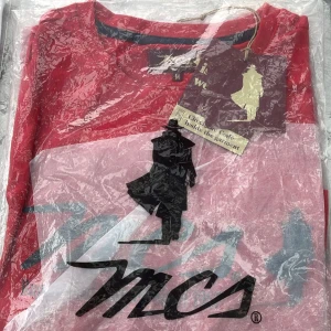 Röd och rosa långärmad tröja från MCS - Säljer en snygg långärmad tröja från MCS i rött och rosa med stor svart logga framtill. Tröjan har rund halsringning och är perfekt för dig som gillar streetwear och vill sticka ut med färg.