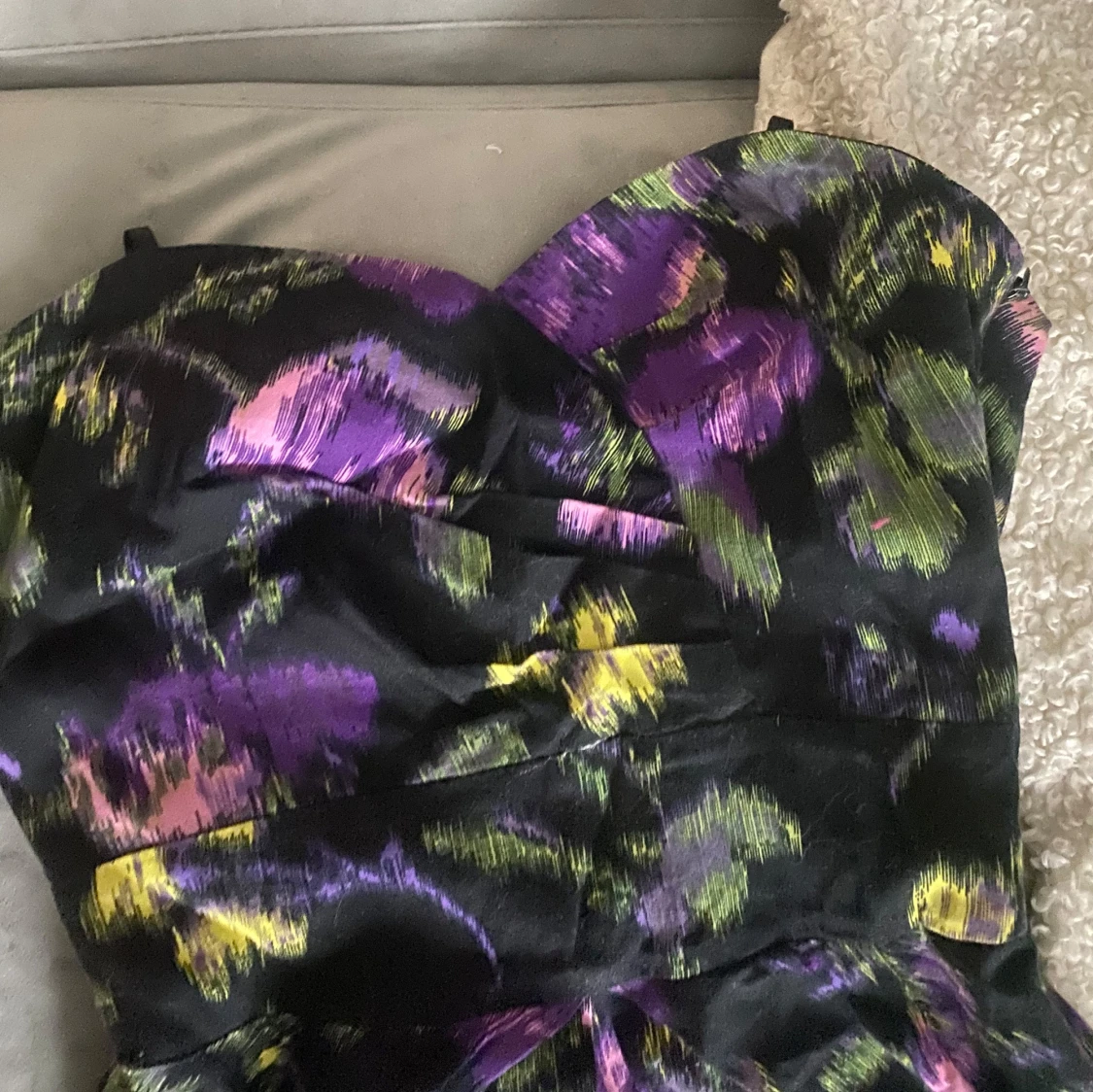 Svart mini klänning med blommigt mönster - 2