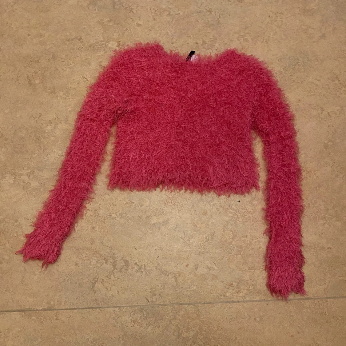 Rosa fluffig croppad tröja - 1