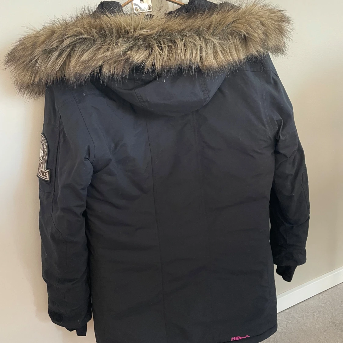 Svart vinterjacka med fuskpäls från Peak Performance - 1